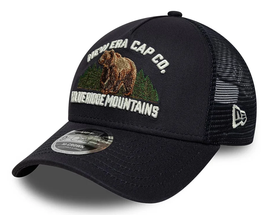 New Era Graphic Navy 9FORTY M-Crown A-Frame Trucker Cap in Blau Adjustable - Bär Patch New Era Graphic Navy 9FORTY M-Crown A-Frame Trucker Cap in Blau Adjustable - Bär Patch