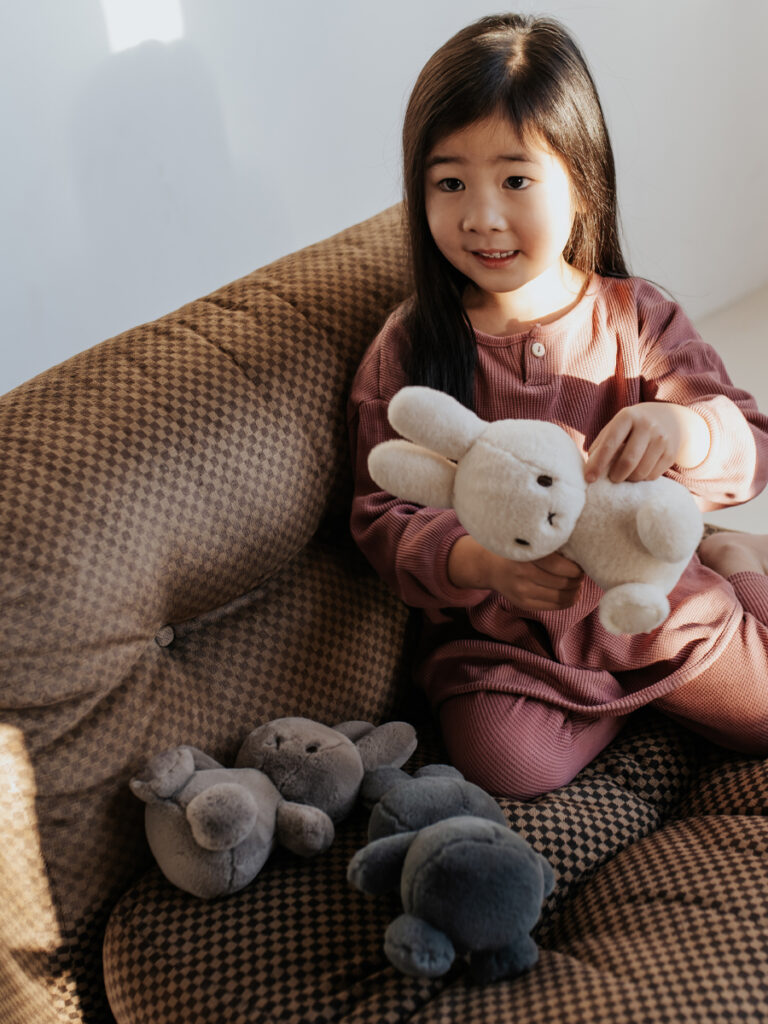 Cozy_group_2-768x1024 Bon Bon Toys Cozy Miffy sitzend in Creme - in Geschenkbox