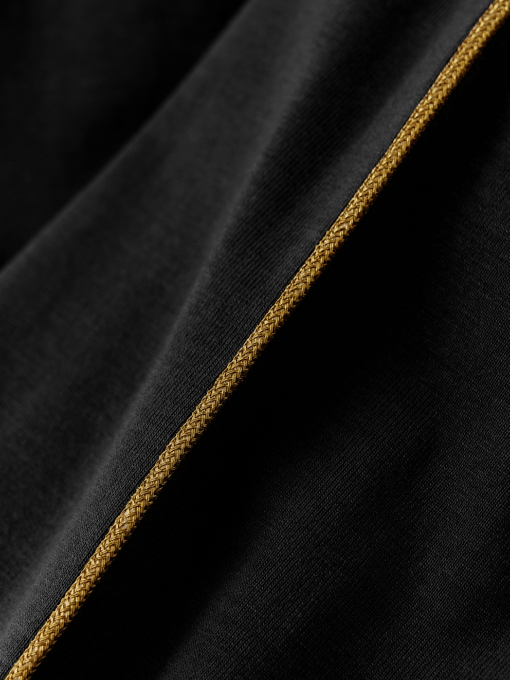 Creamie Sweatleggings mit goldenem Zierstreifen in Schwarz 