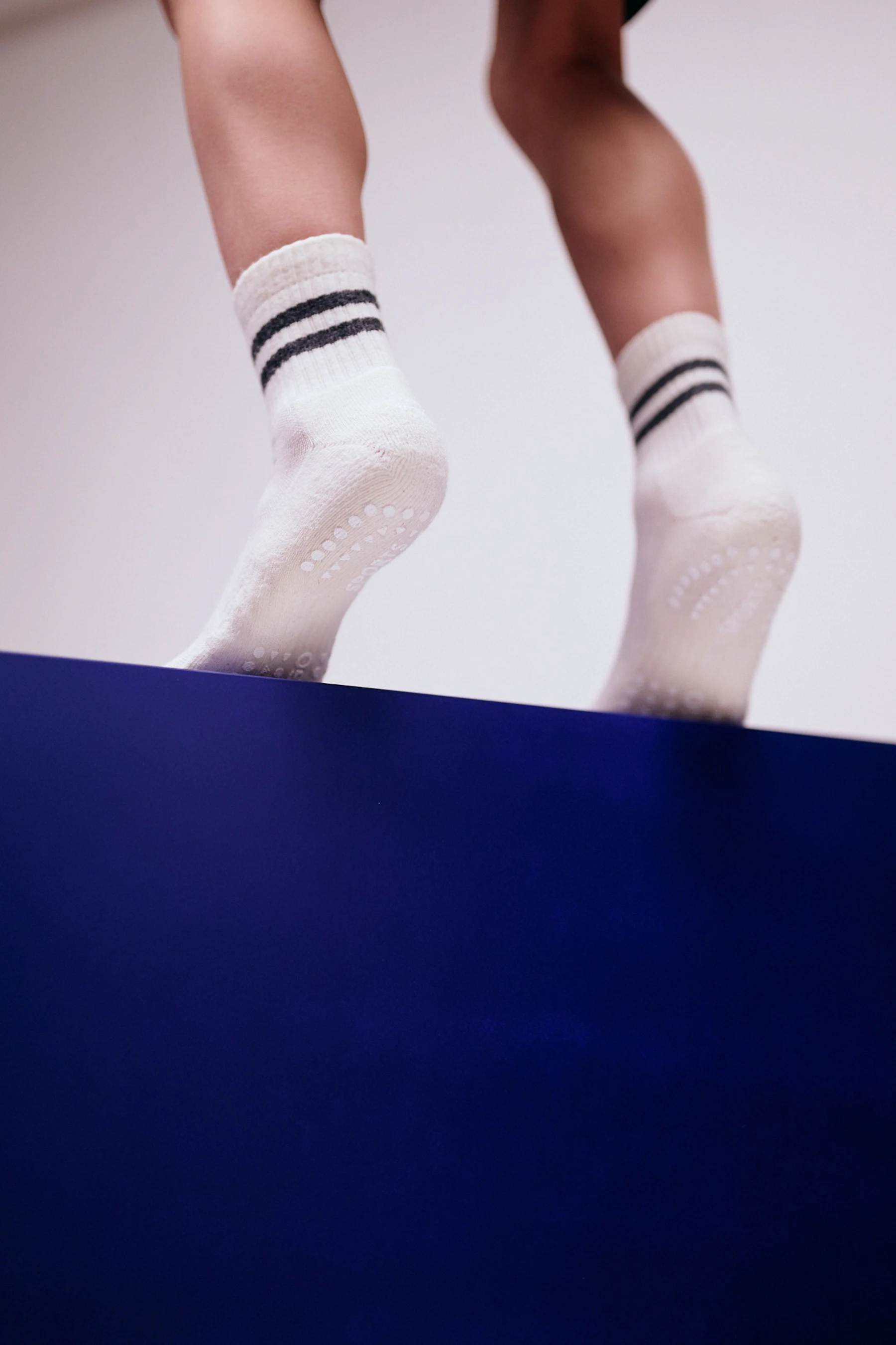 renwjtbnzvdtzyvdmsbj GoBabyGo Grip Sport Stopper-Socken in Weiß mit Grüne Streifen
