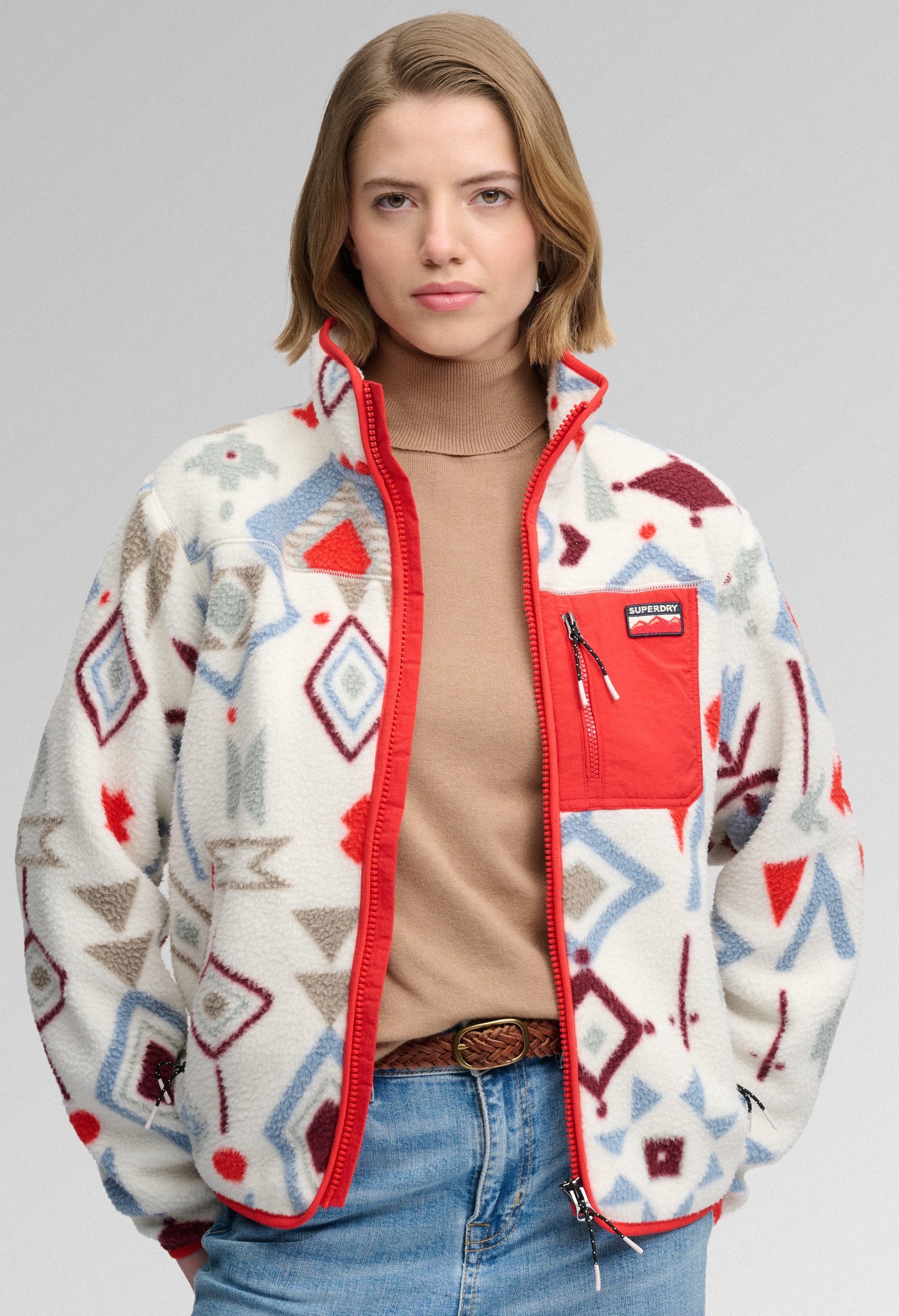 Superdry Damen Fleecejacke in weiß mit buntem Muster Superdry Damen Fleecejacke in weiß mit buntem Muster