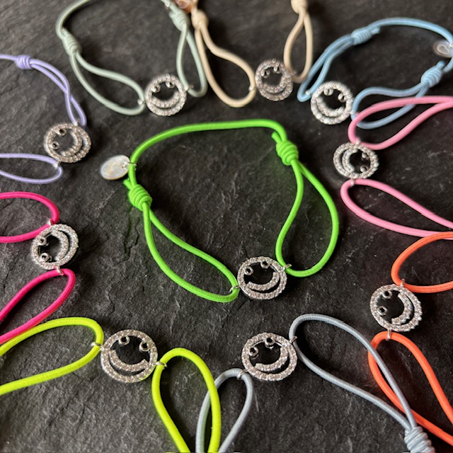 Lua Circle Happy Face Armband - Elastisch mit Smiley in Silber mit Glitzersteine - Wählen Sie Ihre Farbe