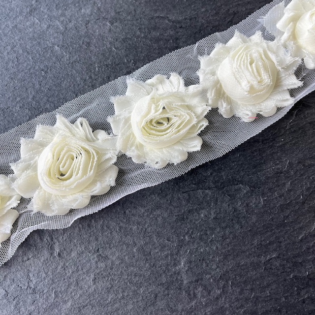Wowzers Shabby Chic Stoffblume Blüte am Band - Creme - 3 Blumen 