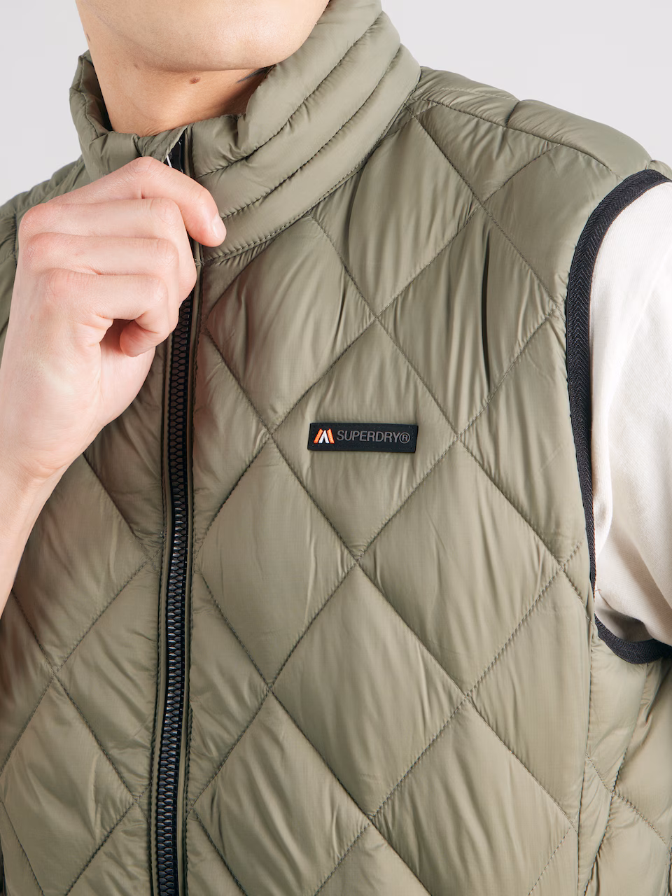Superdry Herren Weste mit Diamantsteppung in Olivgrün Superdry Herren Weste mit Diamantsteppung in Olivgrün