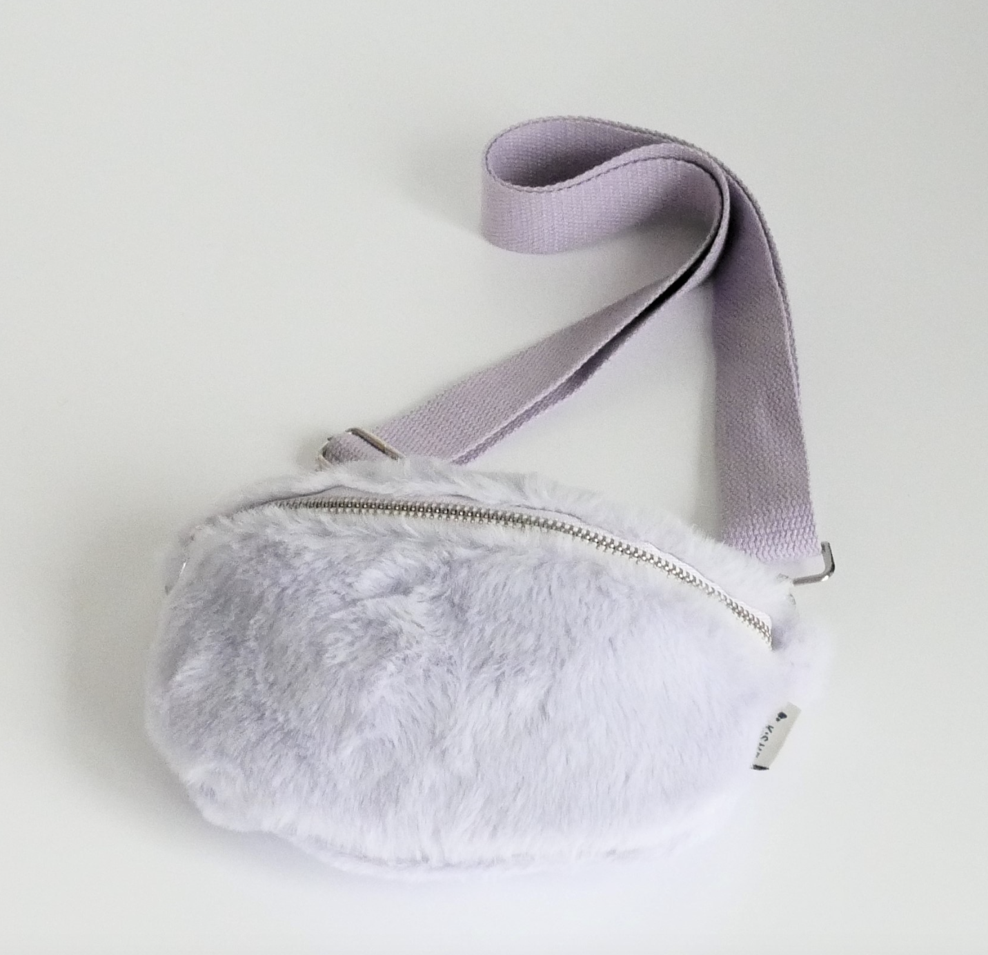 KisMe Crossbody Sidebag Tasche - Vollplüsch in Flieder mit Unifarbenen Band