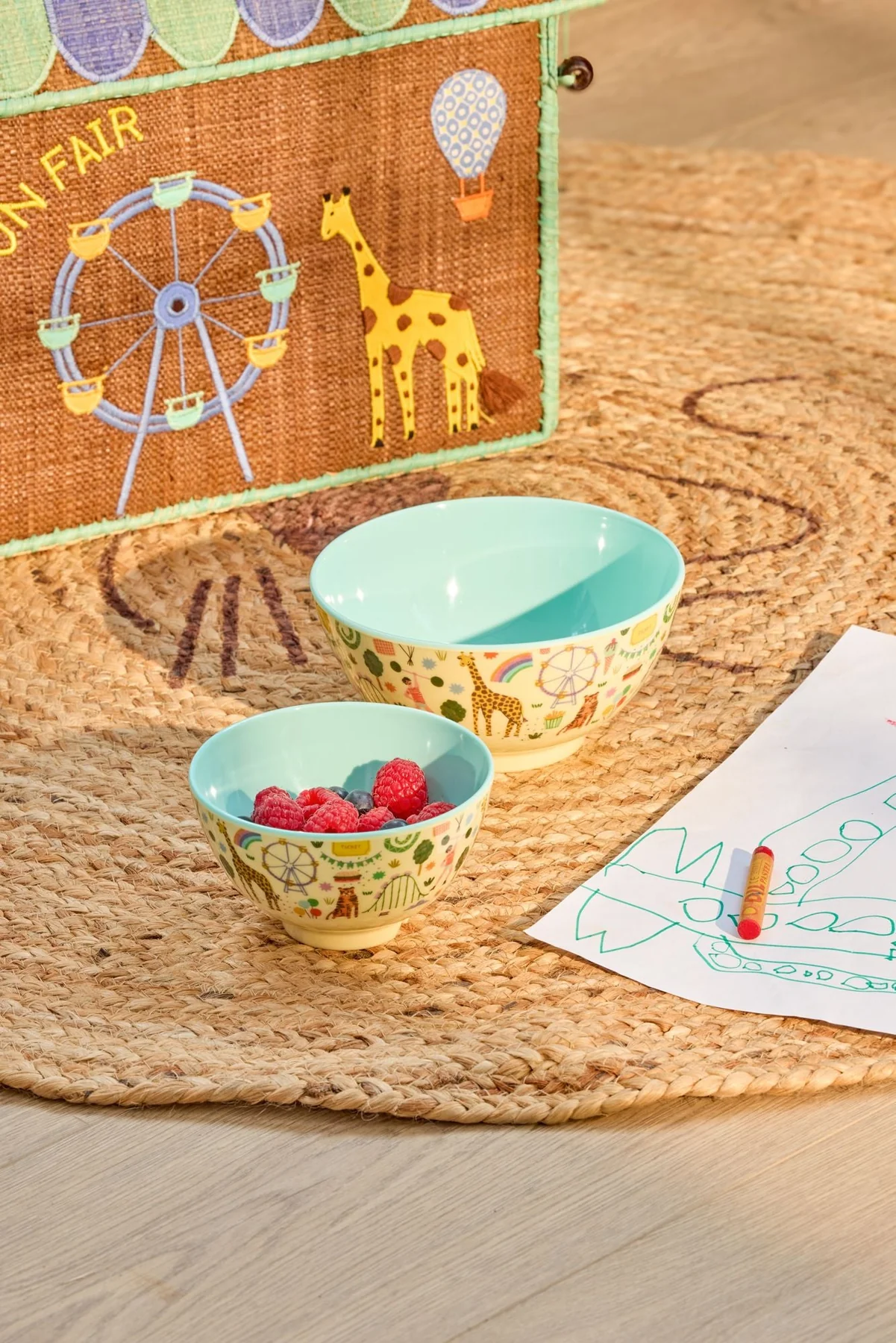 RICE Mittelgroße Kinderschüssel - Mint - Fun Fair Print in Hellblau RICE Mittelgroße Kinderschüssel - Mint - Fun Fair Print in Hellblau