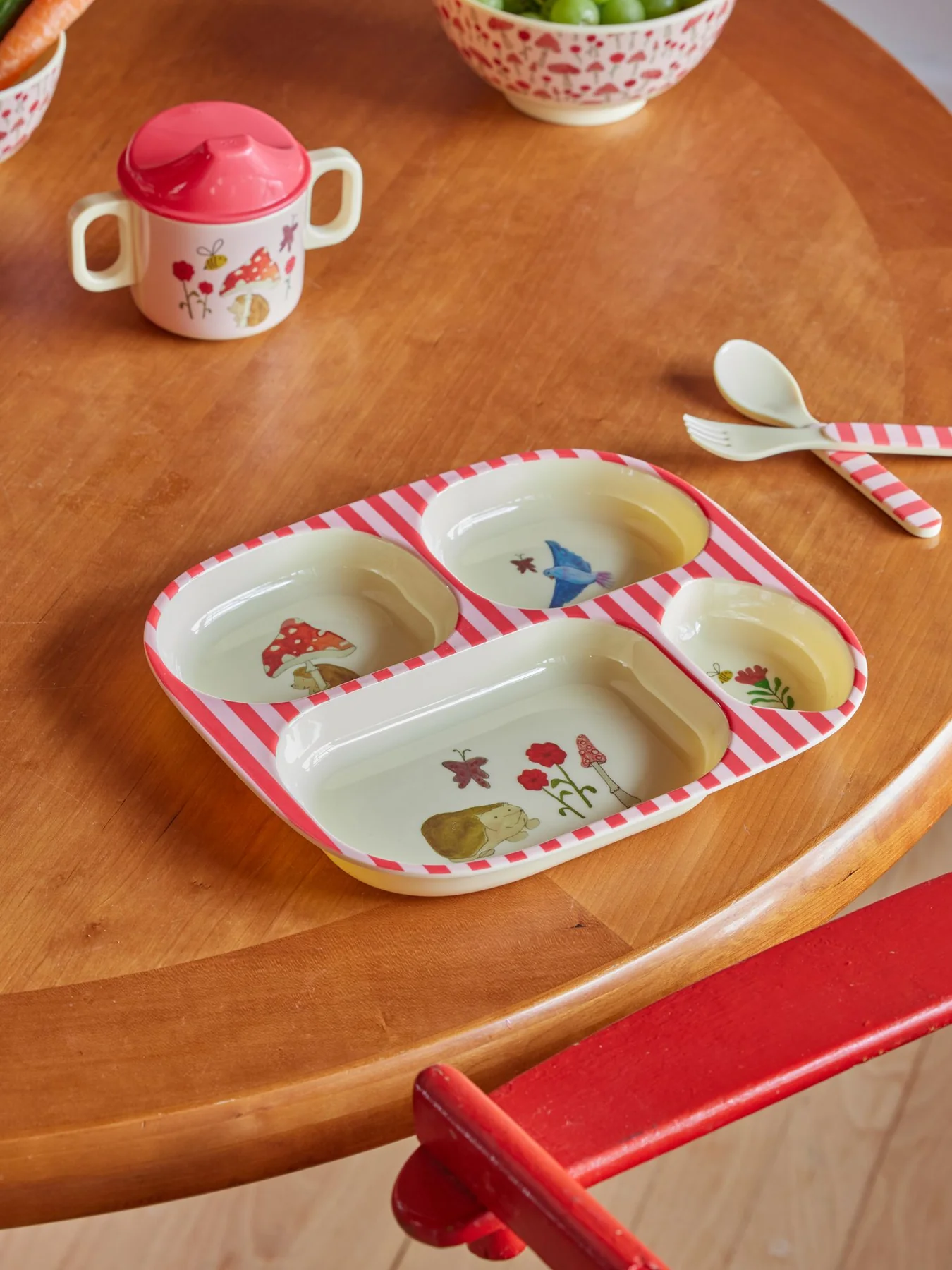 RICE Baby-Geschirrset - Rosa Rot - Happy Forest Print - Geschenkbox RICE Baby-Geschirrset - Rosa Rot - Happy Forest Print - Geschenkbox