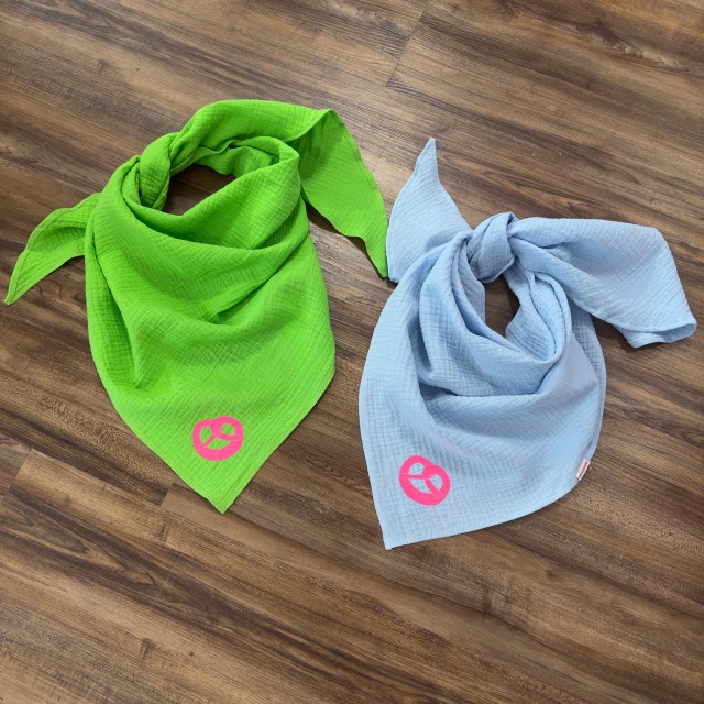 P. Eisenherz Musselin Tuch in Hellblau & Neon Pink mit Breze - Large 