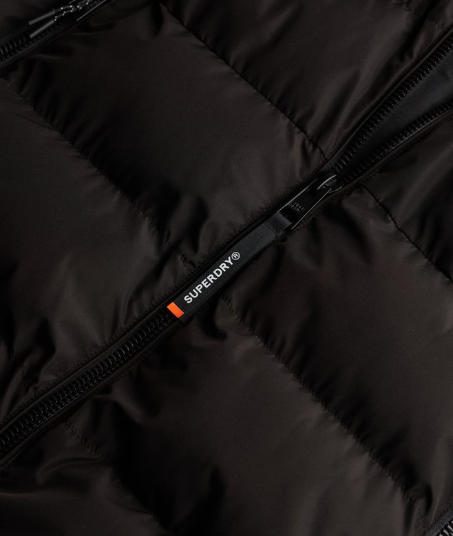 Superdry Sports Steppjacke mit Kapuze in Schwarz