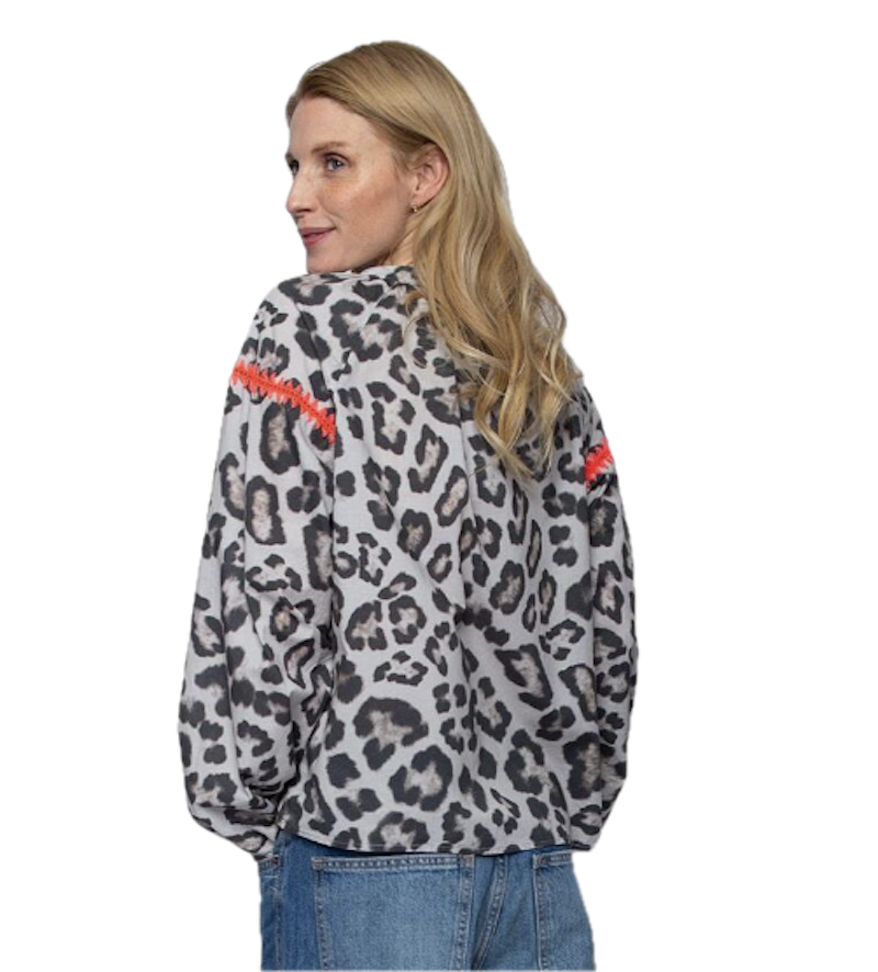 Emily van den Bergh Damenbluse aus Baumwolle mit Leo-Print in Taupe & Schwarz und Neonpink-Borte