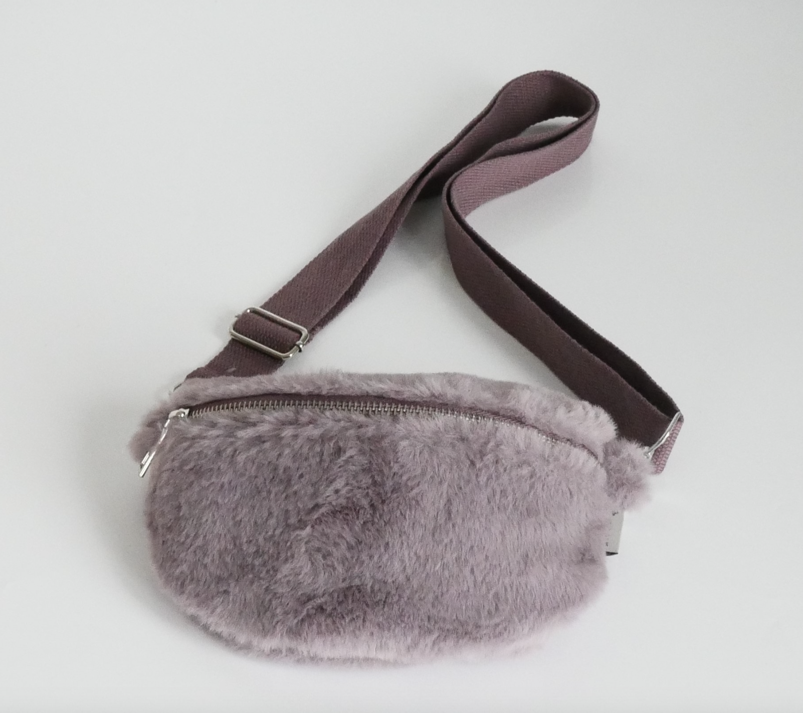 KisMe Crossbody Sidebag Tasche - Vollplüsch in Brombeer mit Unifarbenen Band