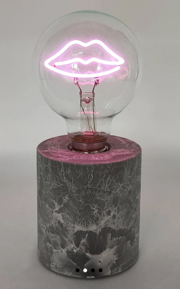 Mea Living Lucia Tischleuchte, Betonoptiksockel mit LED-Lampe in Pink „Lips" Mea Living Lucia Tischleuchte, Betonoptiksockel mit LED-Lampe in Pink „Lips"