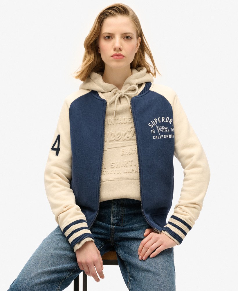 Superdry Damen College Bomberjacke - Jersey mit Schriftzug-Grafik in Atlantic Navy - SALE Superdry Damen College Bomberjacke - Jersey mit Schriftzug-Grafik in Atlantic Navy - SALE