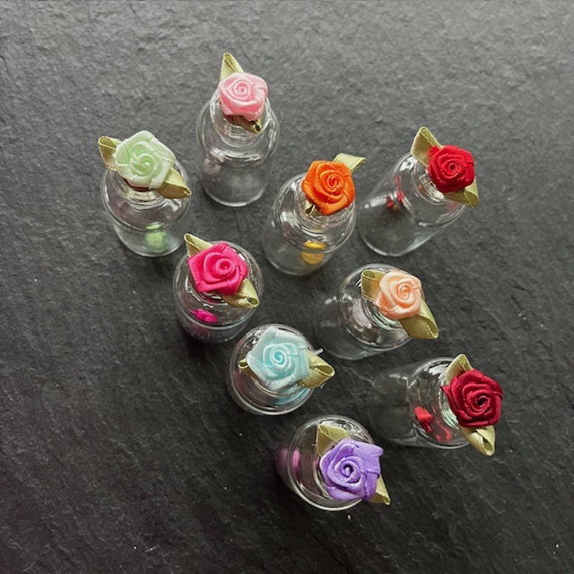Wowzers Geschenkflaschen aus Glas mit Rose und Glitzerdeko - Geschenkverpackung für Schmuck Wowzers Geschenkflaschen aus Glas mit Rose und Glitzerdeko - Geschenkverpackung für Schmuck