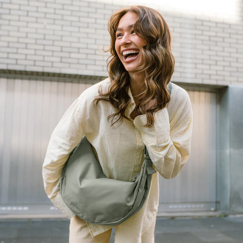 GOT BAG MOON BAG LARGE in BASS GREEN - Large Crossbody in Pistazie Grün GOT BAG MOON BAG LARGE in BASS GREEN - Large Crossbody in Pistazie Grün