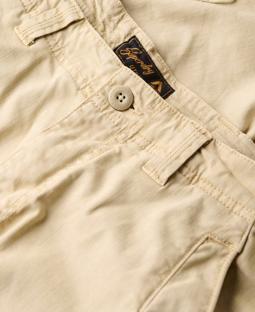 Superdry Herren Core Cargo Shorts in Sand Beige Superdry Herren Core Cargo Shorts in Sand Beige