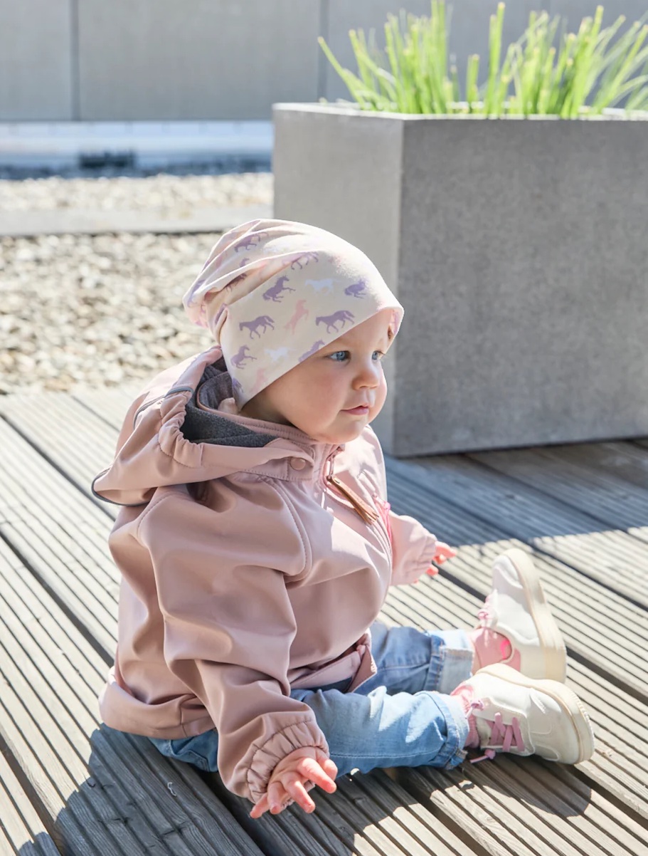 Sterntaler Beanie aus Jersey in Vanilla Creme mit Pferden in Flieder