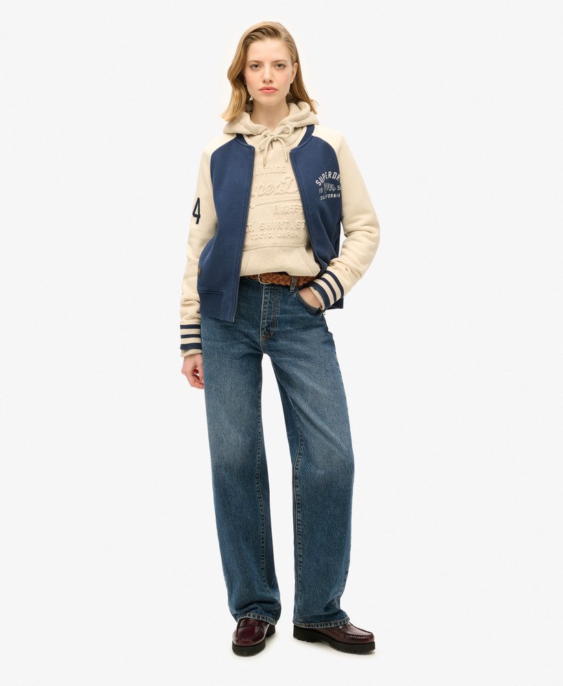 Superdry Damen College Bomberjacke - Jersey mit Schriftzug-Grafik in Atlantic Navy - SALE Superdry Damen College Bomberjacke - Jersey mit Schriftzug-Grafik in Atlantic Navy - SALE