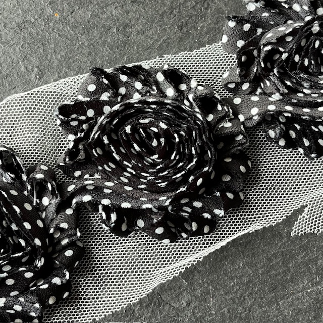 Wowzers Shabby Chic Stoffblume Blüte am Band - Schwarz Gepunktet - 3 Blumen Wowzers Shabby Chic Stoffblume Blüte am Band - Schwarz Gepunktet - 3 Blumen