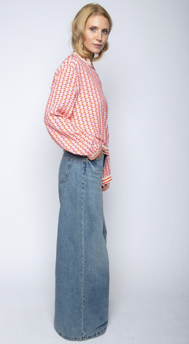 Emily van den Bergh Lässige Cropped Blouson-Bluse in Creme Orange Flieder Graphik-Muster - SALE Emily van den Bergh Lässige Cropped Blouson-Bluse in Creme Orange Flieder Graphik-Muster - SALE