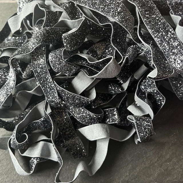Wowzers Bastelbedarf Glitzer FOE Gummiband Charcoal Grau - 1 Meter Wowzers Bastelbedarf Glitzer FOE Gummiband Charcoal Grau - 1 Meter