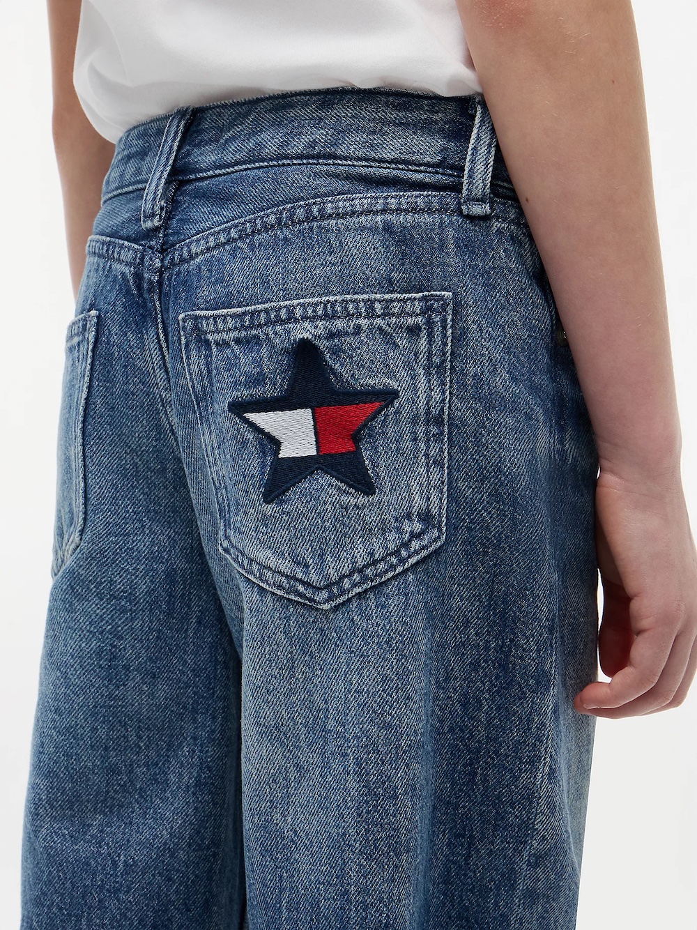 Tommy Hilfiger Barrel Stars Mädchen Barrel Jeans Loose Fit mit Hilfiger Stern Flag Hinten Tommy Hilfiger Barrel Stars Mädchen Barrel Jeans Loose Fit mit Hilfiger Stern Flag Hinten