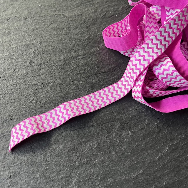 Wowzers Bastelbedarf Satin Gummiband Pink Chevron - 1 Meter 