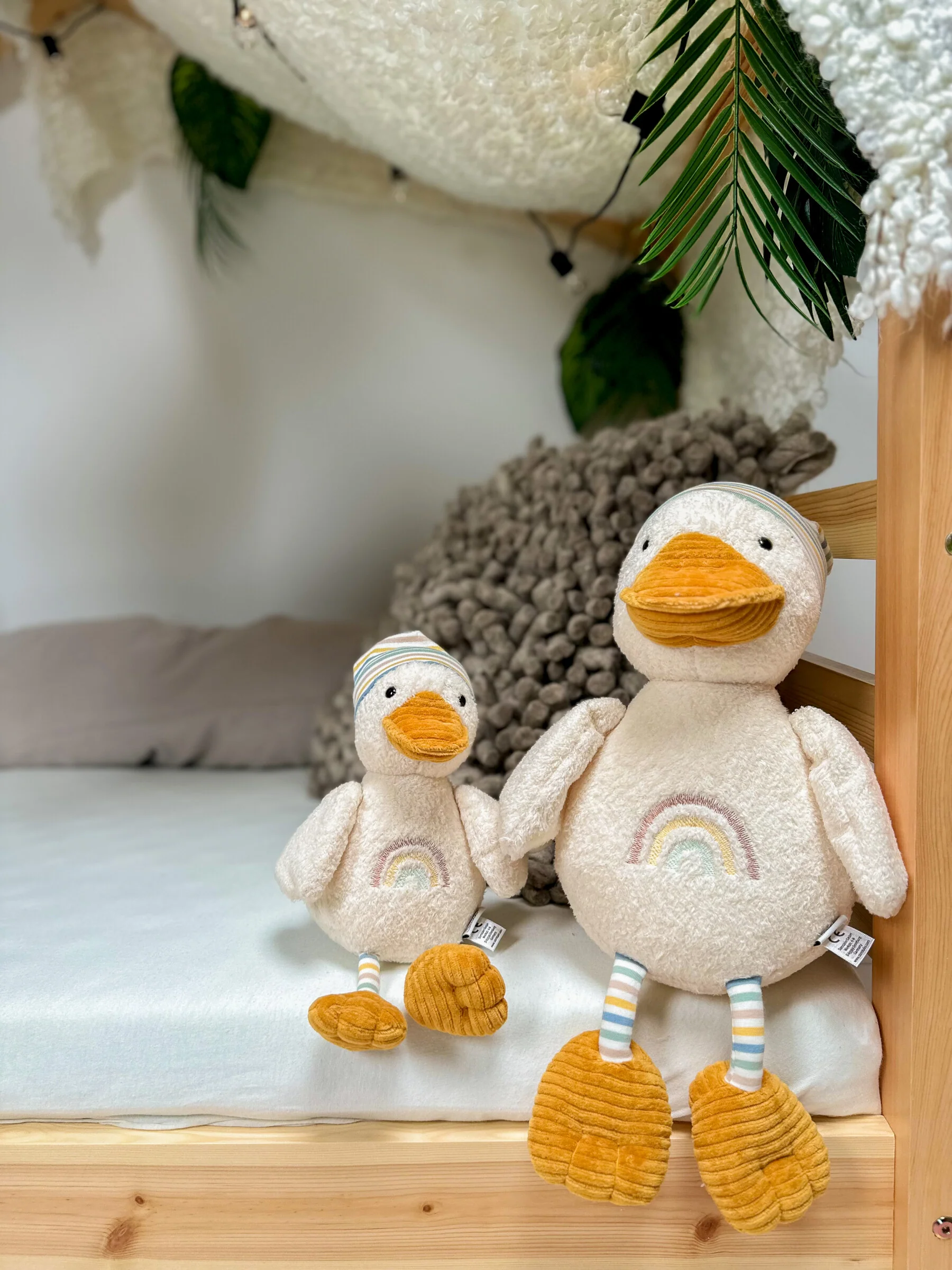 Sterntaler Kuscheltier XL Ente Edda in cremeweiß mit Regenbogen