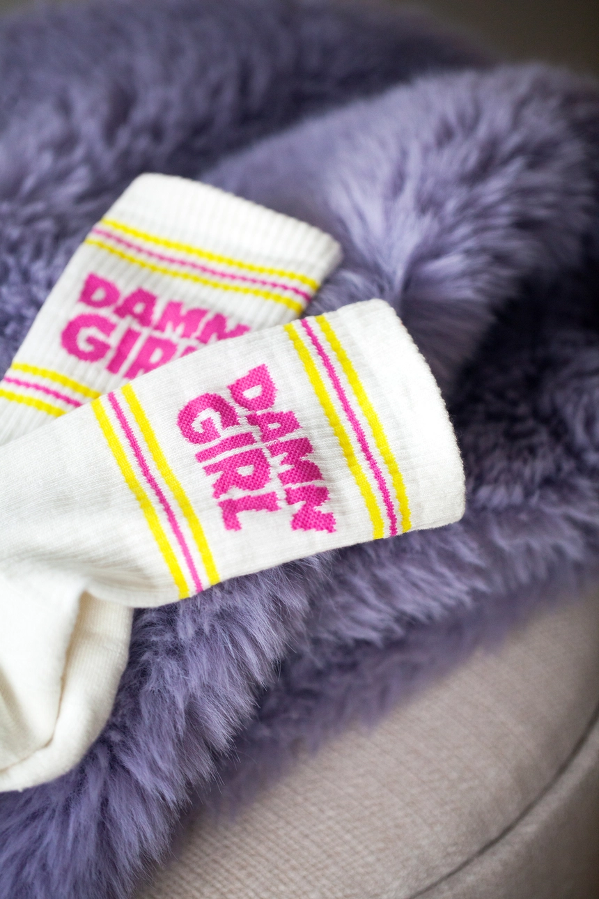 Pegada Sport Socken in Weiß mit Pink/Gelb - Damn Girl