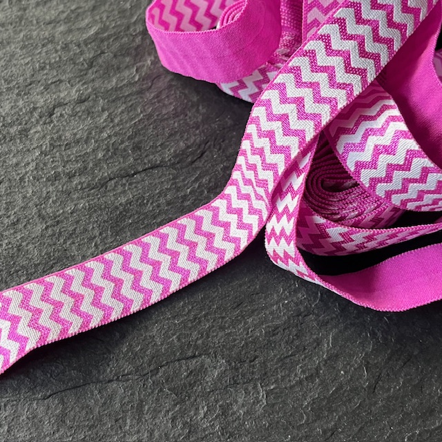 Wowzers Bastelbedarf Satin Gummiband Pink Chevron - 1 Meter Wowzers Bastelbedarf Satin Gummiband Pink Chevron - 1 Meter