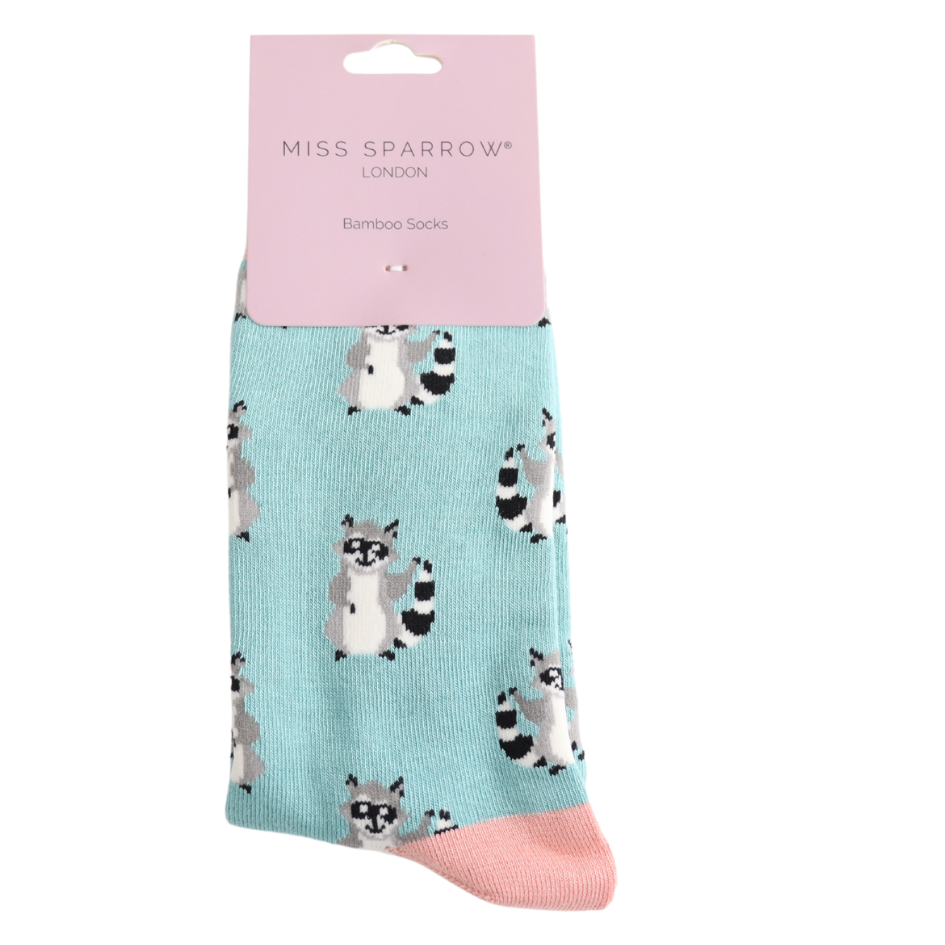 Miss Sparrow Socken Bamboo Racoons in Rosa & Duck Egg Blue - Hellblau Waschbären Miss Sparrow Socken Bamboo Racoons in Rosa & Duck Egg Blue - Hellblau Waschbären