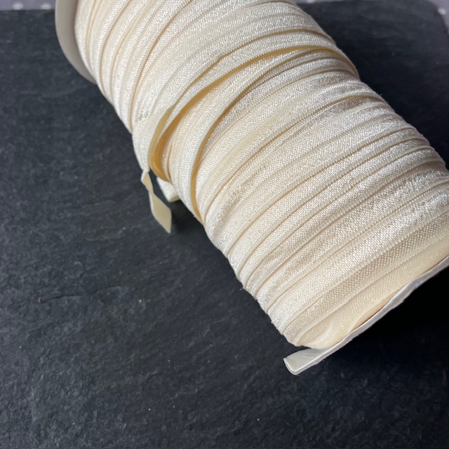 Wowzers Bastelbedarf elastischen Satin Band in Ecru - 1 Meter Wowzers Bastelbedarf elastischen Satin Band in Ecru - 1 Meter