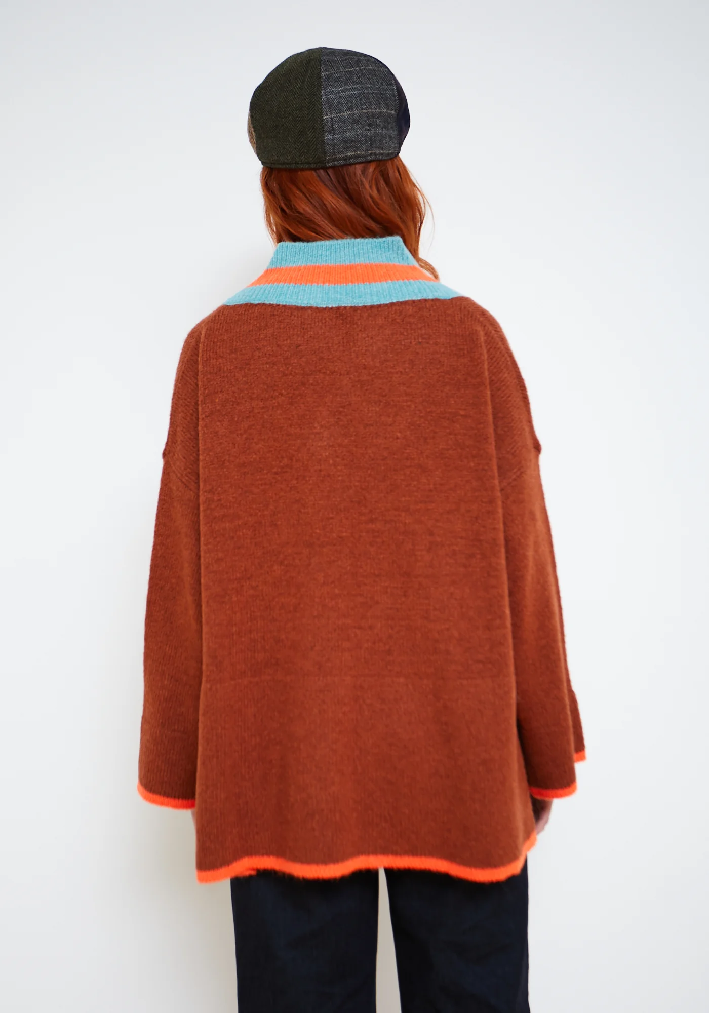 Dr Bloom Hug Pullover in Braun & Hellblau - Oversized Strickpulli mit V-Ausschnitt Dr Bloom Hug Pullover in Braun & Hellblau - Oversized Strickpulli mit V-Ausschnitt