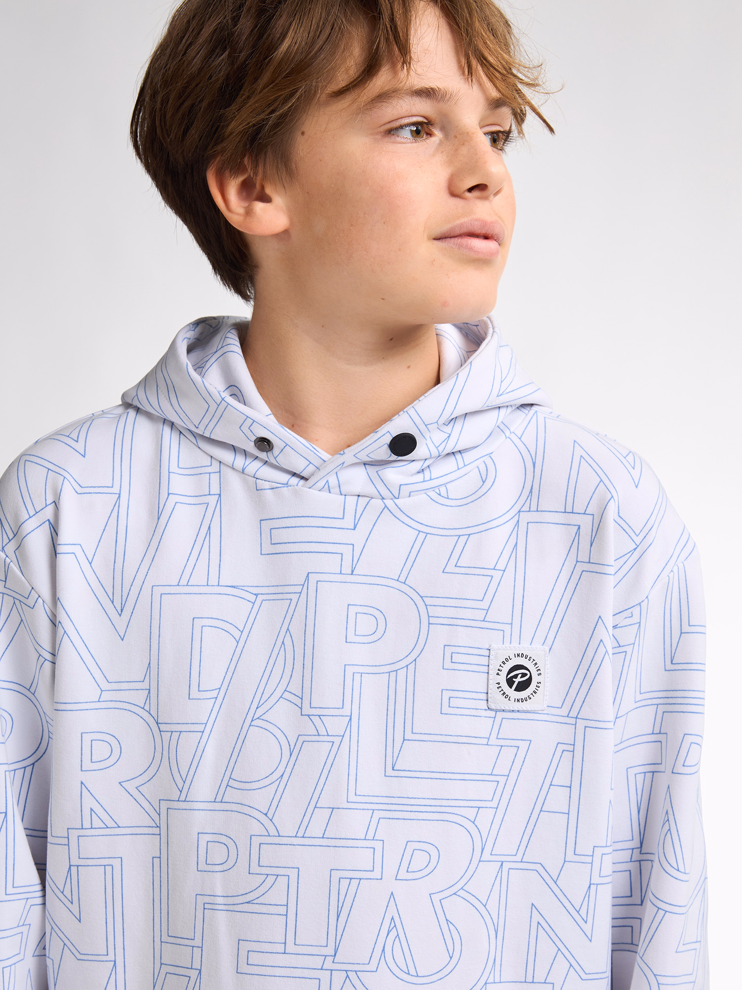 Petrol Industries Jungs Hoodie Sweatshirt in Bright White Weiß mit Allover Print in Blau - SALE Petrol Industries Jungs Hoodie Sweatshirt in Bright White Weiß mit Allover Print in Blau - SALE