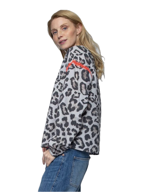 Emily van den Bergh Damenbluse aus Baumwolle mit Leo-Print in Taupe & Schwarz und Neonpink-Borte Emily van den Bergh Damenbluse aus Baumwolle mit Leo-Print in Taupe & Schwarz und Neonpink-Borte