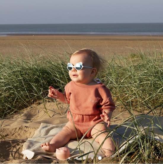 Bildschirmfoto-2022-03-08-um-22-43-43 KiETLA Baby-Sonnenbrille OurS'on (UV-Schutz 4) Sky Blau