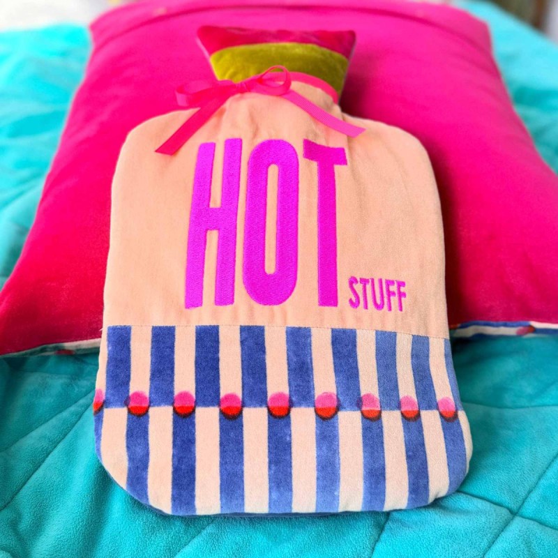 NOI Hamburg Wärmflasche aus Samt – Pillar HOT STUFF | Kuschelige Geschenkidee NOI Hamburg Wärmflasche aus Samt – Pillar HOT STUFF | Kuschelige Geschenkidee