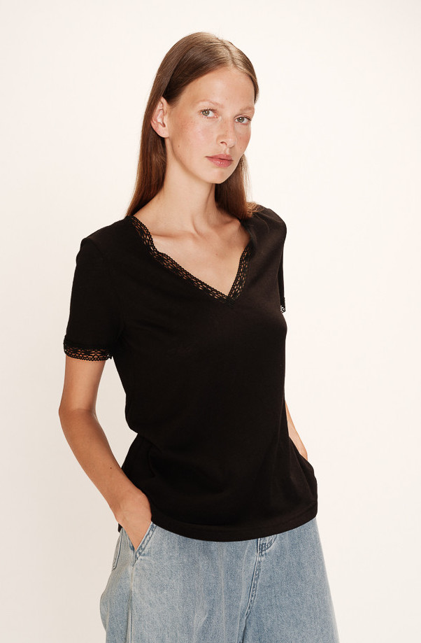 Grace & Mila Rome T-Shirt Noir in Schwarz mit V-Ausschnitt & Spitze Grace & Mila Rome T-Shirt Noir in Schwarz mit V-Ausschnitt & Spitze