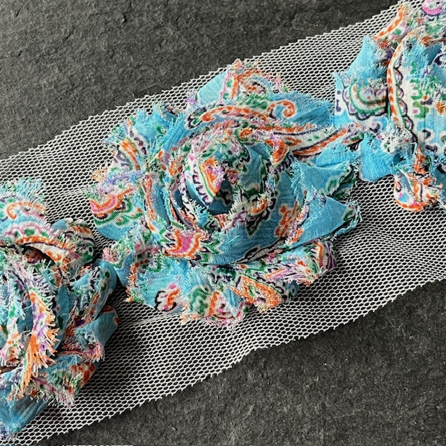 Wowzers Shabby Chic Stoffblume Blüte am Band - Paisley Blume Türkis - 3 Blumen 
