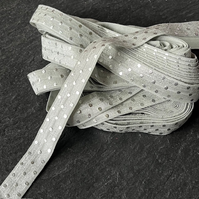 Wowzers Bastelbedarf elastischen Satin Band in Silber mit Silber Metallic Punkte - 1 Meter Wowzers Bastelbedarf elastischen Satin Band in Silber mit Silber Metallic Punkte - 1 Meter