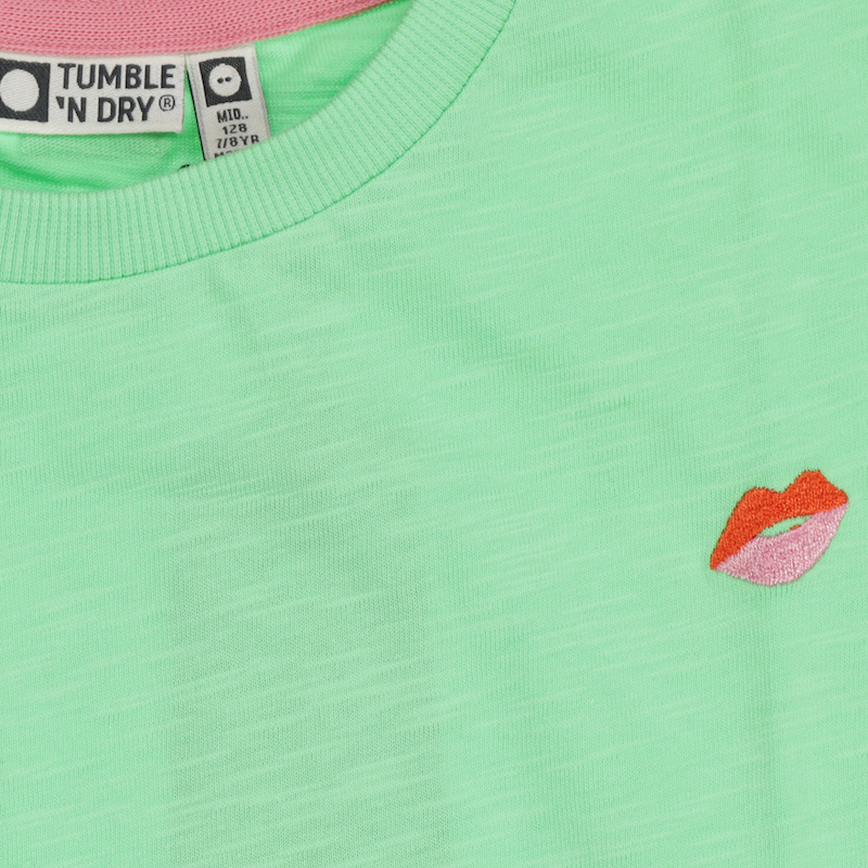 Tumble N Dry Ceara Kurzarm Cropped T-Shirt in Neon Grün mit Kussmund Stickerei