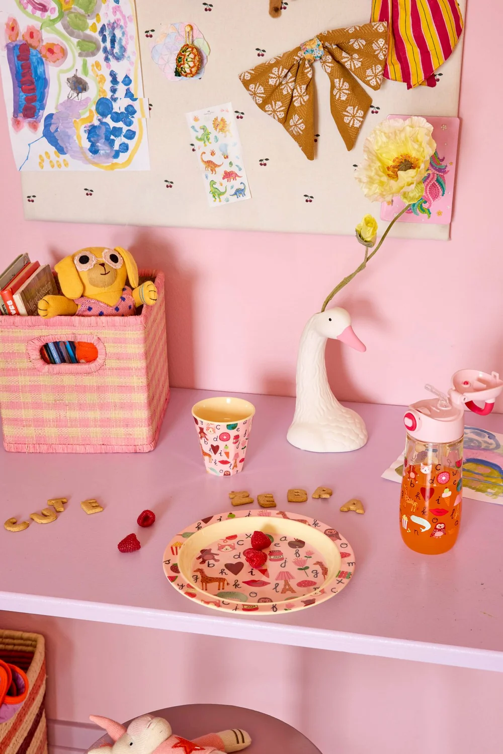 RICE Kinderteller Pink mit Pink ABC Print aus Melamin – 22 cm