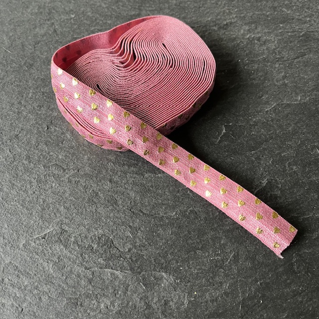 Wowzers Bastelbedarf Satin Gummiband in Altrosa mit Metallic Gold Herzen Allover - 1 Meter Wowzers Bastelbedarf Satin Gummiband in Altrosa mit Metallic Gold Herzen Allover - 1 Meter