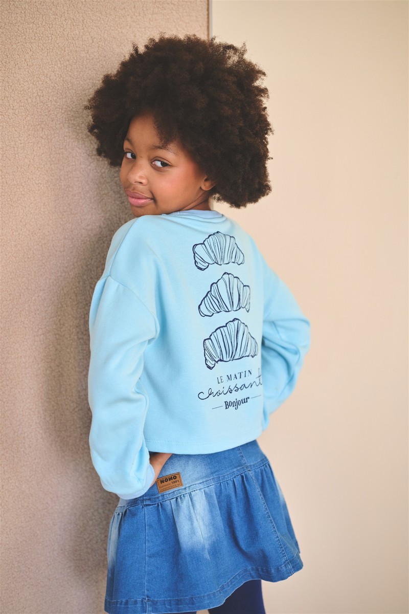 NONO Kuya Sweatshirt Bonjour in Hellblau - Croissants NONO Kuya Sweatshirt Bonjour in Hellblau - Croissants