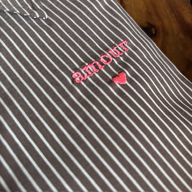 Emily van den Bergh Locker Lässig Hemdbluse Schockobraun Gestreift mit Neon Pink Amour gestickt Emily van den Bergh Locker Lässig Hemdbluse Schockobraun Gestreift mit Neon Pink Amour gestickt