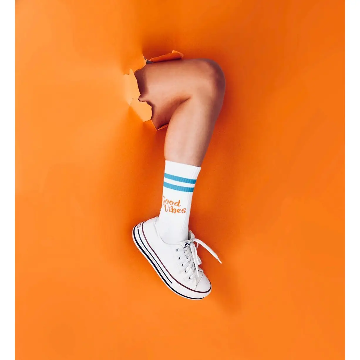 Pegada Sport Socken in Weiß mit Blau & Orange - Good Vibes