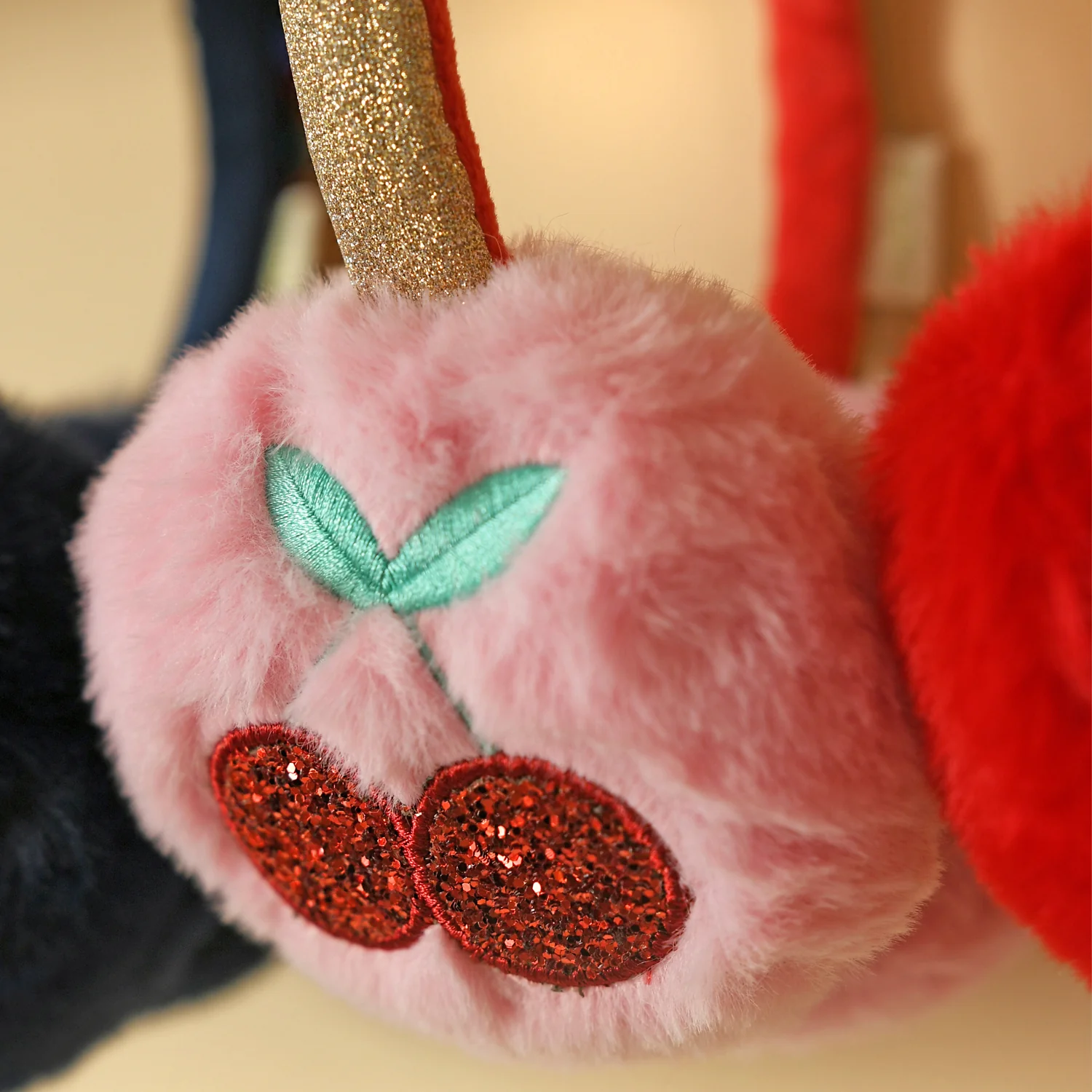 Rockahula Ohrwärmer Cheerful Cherry Earmuffs - Kunstfell Ohrenschützer Rosa mit Glitzer Kirsche Rockahula Ohrwärmer Cheerful Cherry Earmuffs - Kunstfell Ohrenschützer Rosa mit Glitzer Kirsche