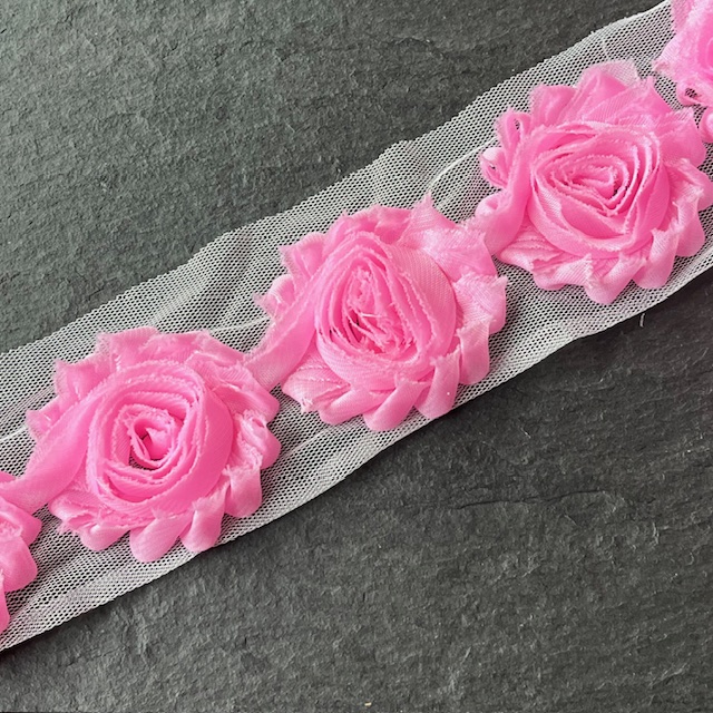 Wowzers Shabby Chic Stoffblume Blüte am Band - Soft Pink - 3 Blumen Wowzers Shabby Chic Stoffblume Blüte am Band - Soft Pink - 3 Blumen