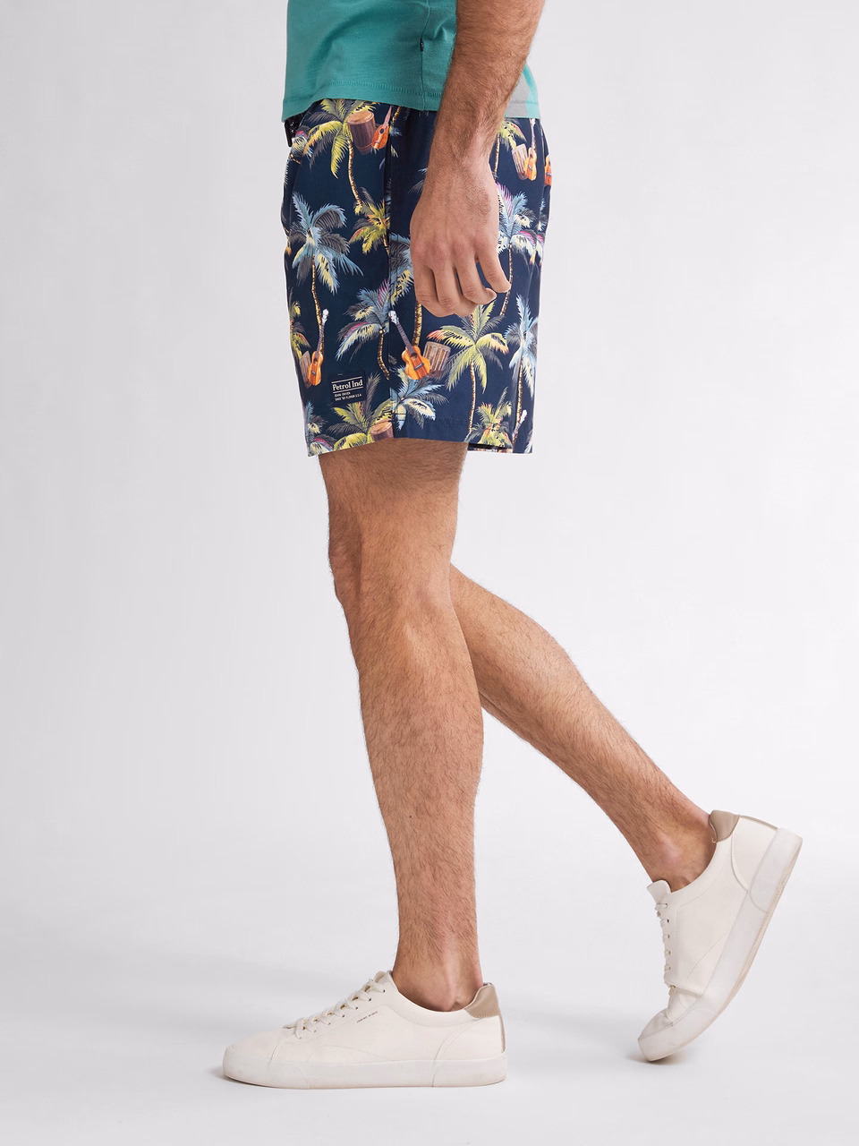Petrol Industries Herren Badehose Swimshort mit Hawaii Muster Petrol Industries Herren Badehose Swimshort mit Hawaii Muster