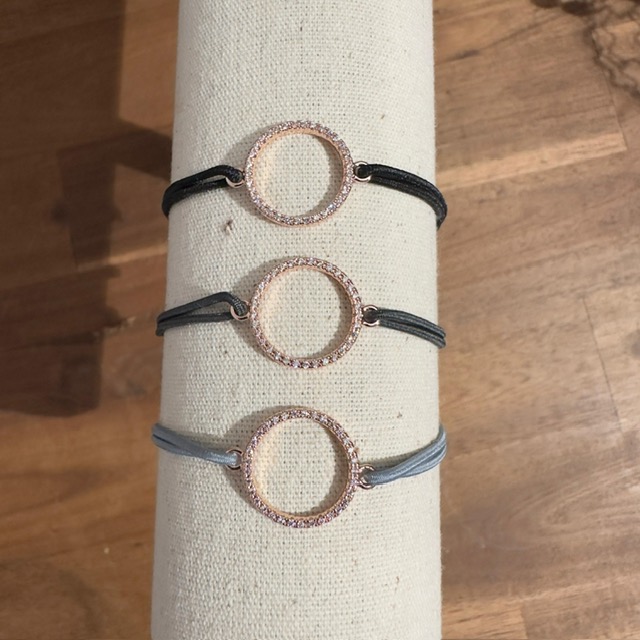 PHOTO-2023-11-07-14-18-11-1 Lua Circle of Life Armband - Elastisch mit Gold Kreis - Grau, Anthrazit & Schwarz